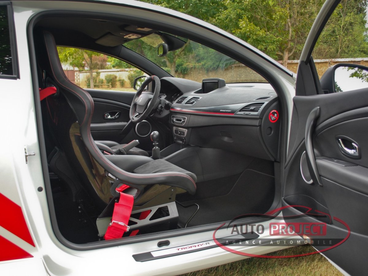 Faire restauré le volant en cuir et alcantara d'une Mégane 4 RS a